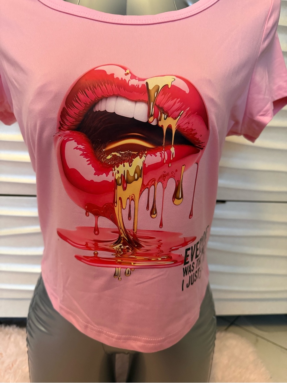 💋Pink Graphic Lip Drip 💋Crop Tee - Picture 3 of 4